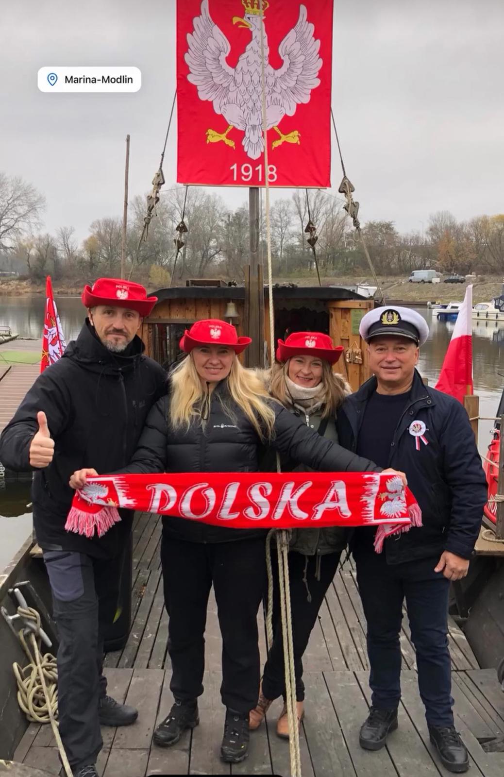 Załoga z szalikiem POLSKA