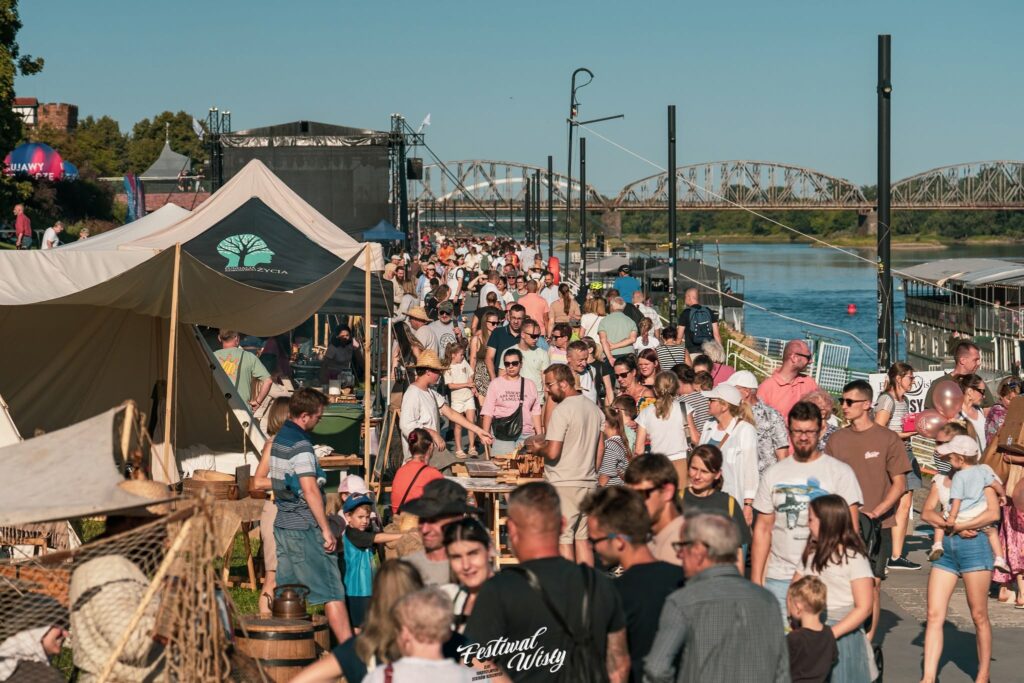 Tłumy odwiedzających Bulwar Filadelfijski w Toruniu podczas Festiwalu Wisły